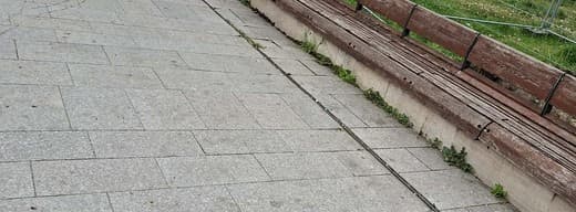 Megtisztított pad és járdaszakasz
