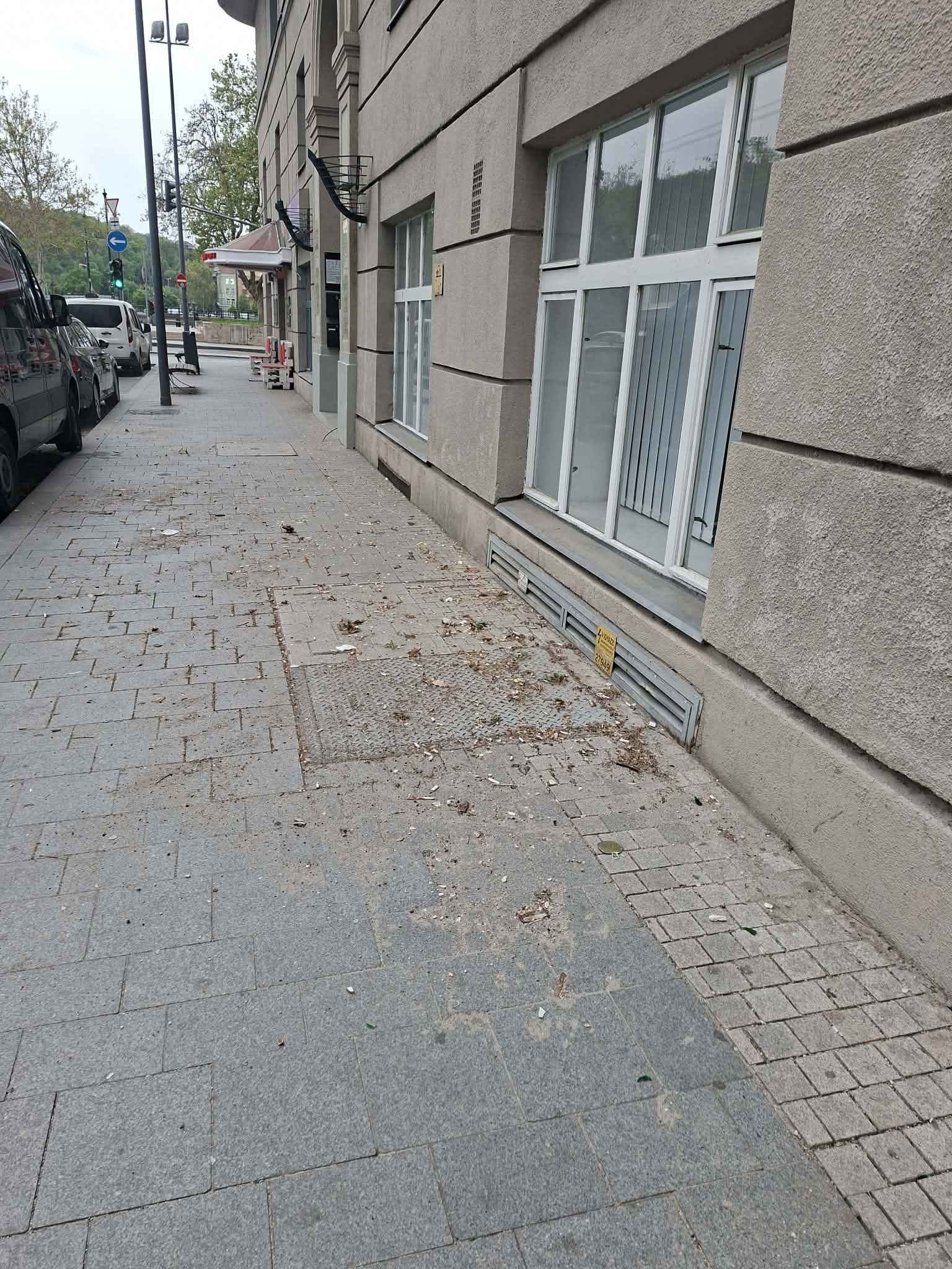 Megtisztított hosszú épület melletti járdaszakasz