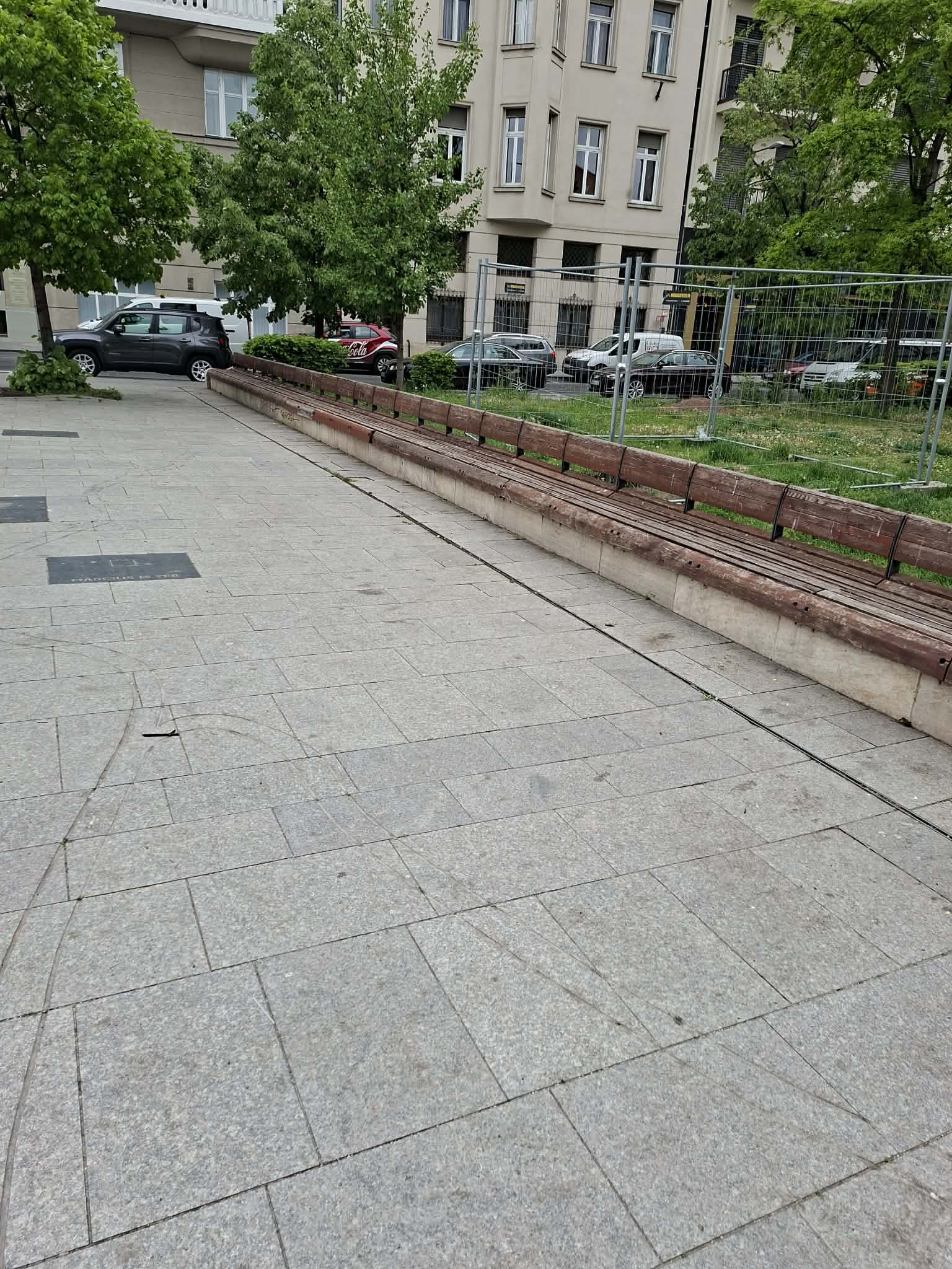 Megtisztított park melletti pad és sétaút